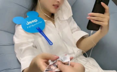 小姐姐吃白色的零食视频
