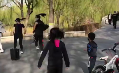 加油站小姐姐跳广场舞吗,跳广场舞的快乐时光