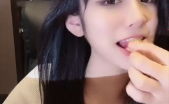 小姐姐吃白色的零食视频